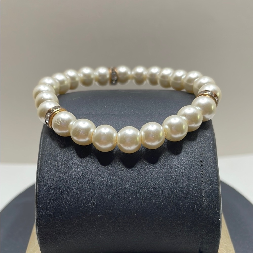 Elegant Faux Pearl Bracelet with Gold Accents